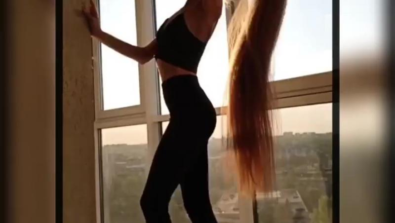 Daria Gubanova, pozată cu părul prins, în costum de fitness