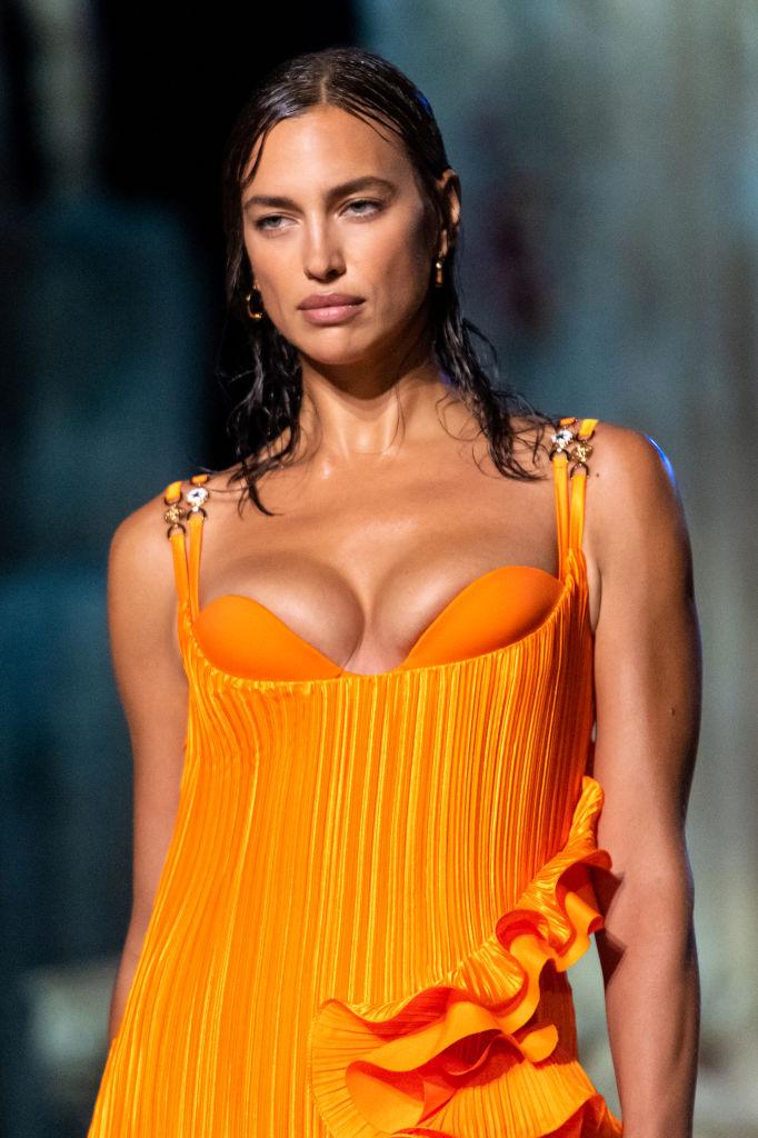 Modelul Irina Shayk, într-un corset portocaliu