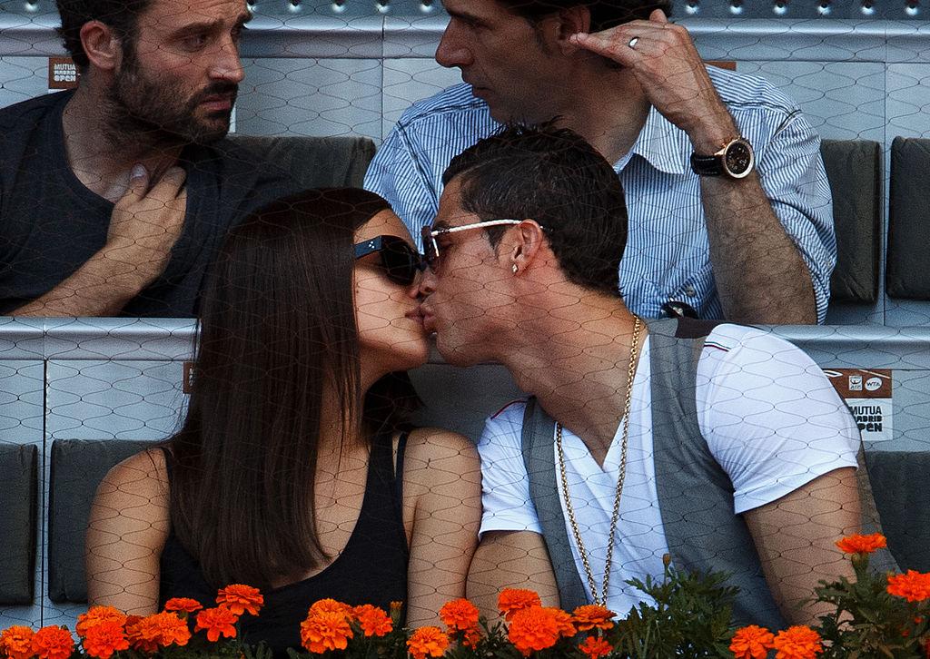 Modelul Irina Shayk sărutându-se cu Cristiano Ronaldo în 2013