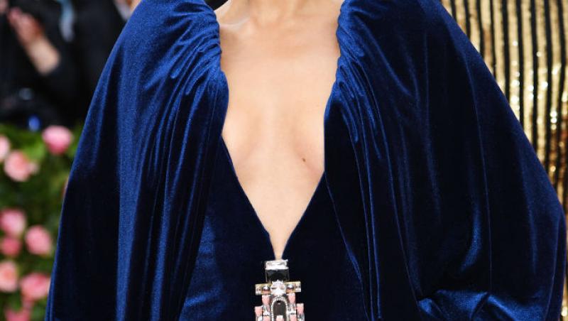 Modelul Irina Shayk , într-o rochie albastră, cu mâneci bufante și decolteu adânc