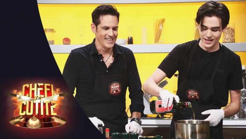 Radu Ștefan Bănică și Ștefan Bănică pe platoul Chefi la cuțite, îmbrăcați în haine negre și gătind