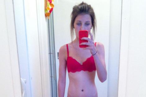 O tânără anorexică a ajuns la 31 de kilograme, apoi s-a apucat de sală. Azi e de nerecunoscut