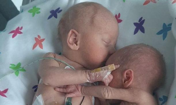 Cei doi copii prematuri, stând împreună în incubator