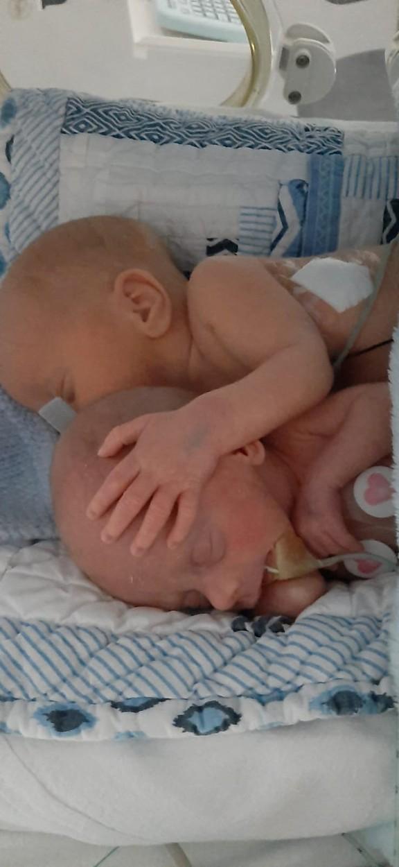 Bebelușii prematuri au fost puși în același incubator