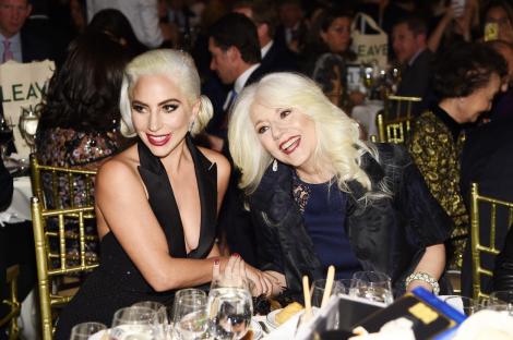 Pe ea o cunoaște o lume întreagă pentru stilul său controversat, dar puțin știu cum arată mama lui Lady Gaga