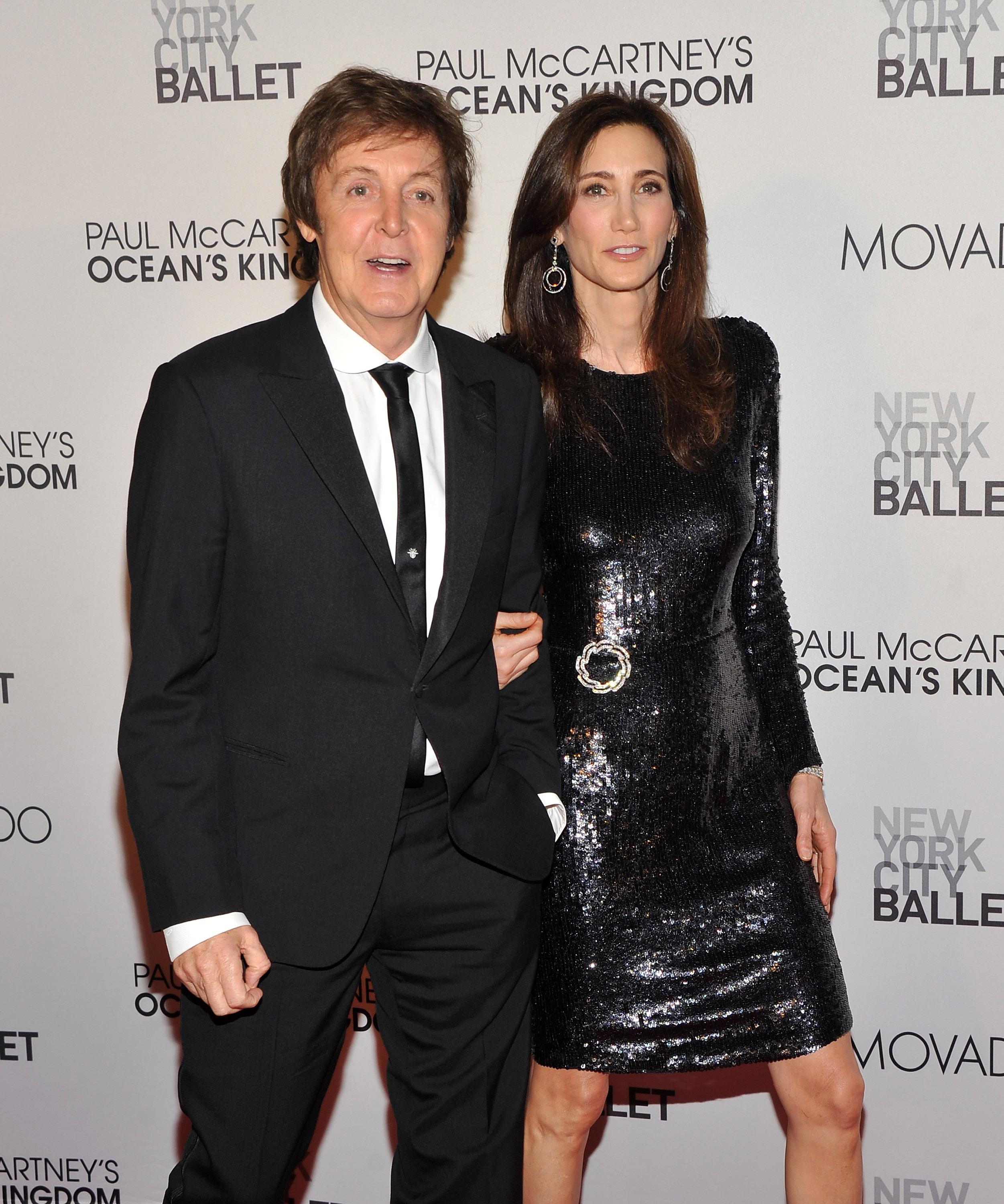 nancy si sir paul mccartney la un eveniment monden cand s-au imbracat in negru