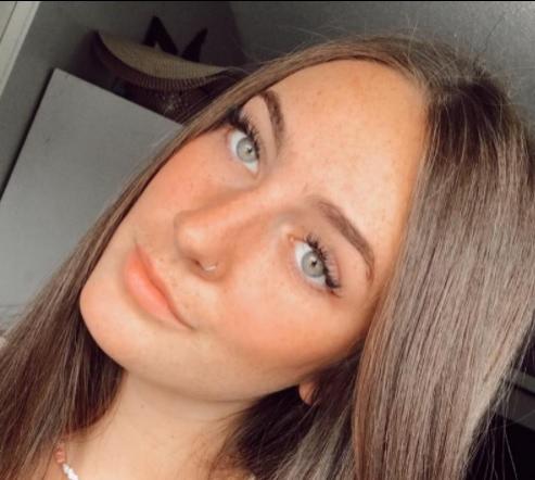 Elevă de 17 ani, trimisă acasă din cauza hainelor. Cum arată ținuta ce i-a făcut pe colegi să se simtă deloc confortabil