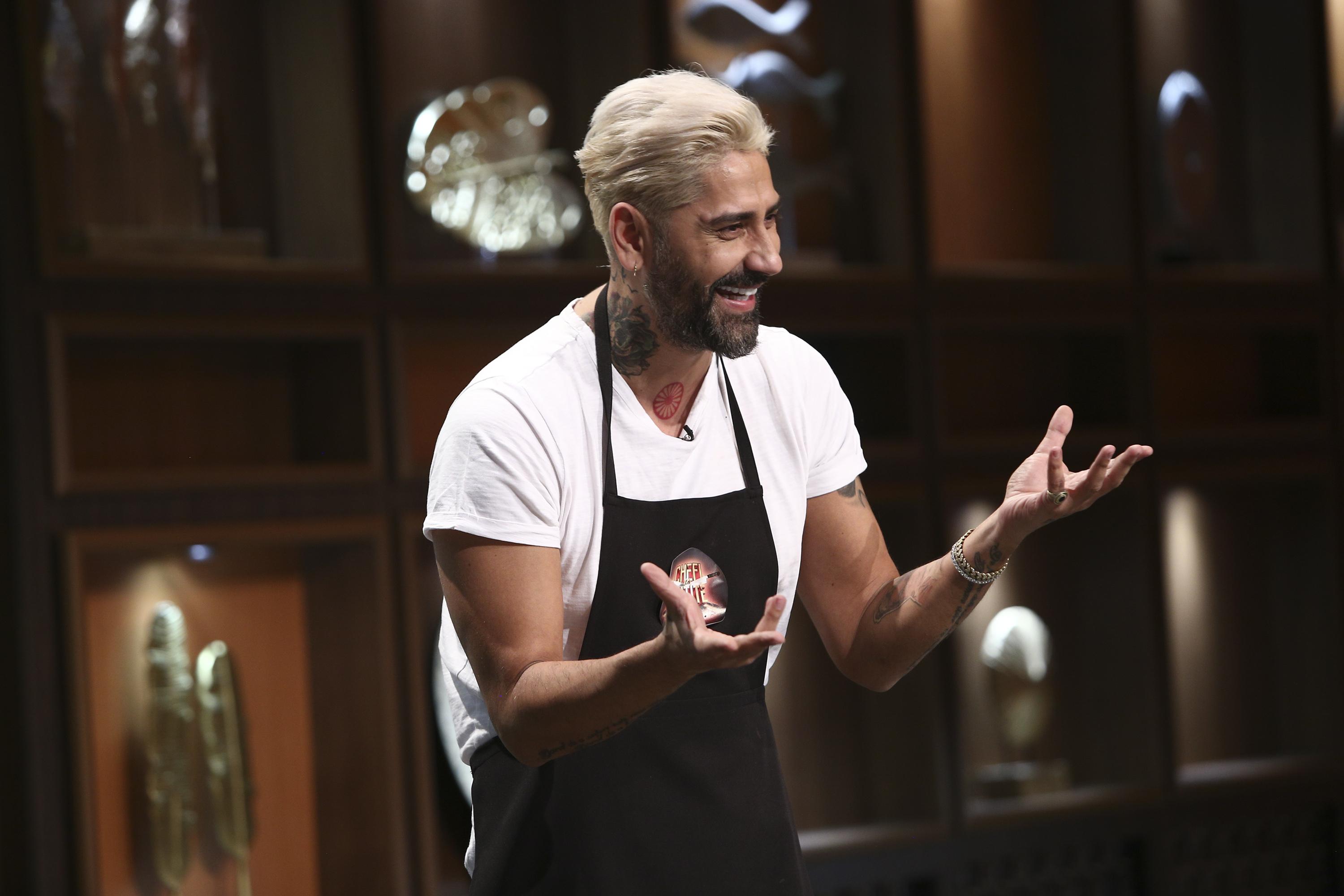 Connect-R într-un tricou alb și șorț negru