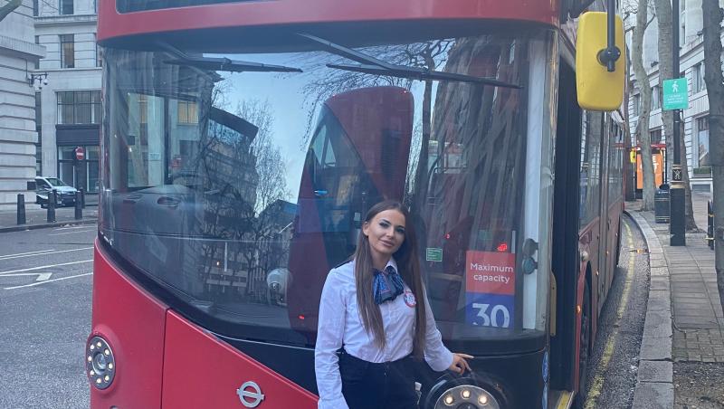 Jodie Leigh Fox a devenit cunoscută în întreaga lume drept ”cea mai frumoasă șoferiță de autobuz” din Marea Britanie