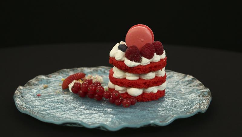 Prăjitura Red velvet cake prezentată de Elena Nechifor în ediția 14 a sezonului 9