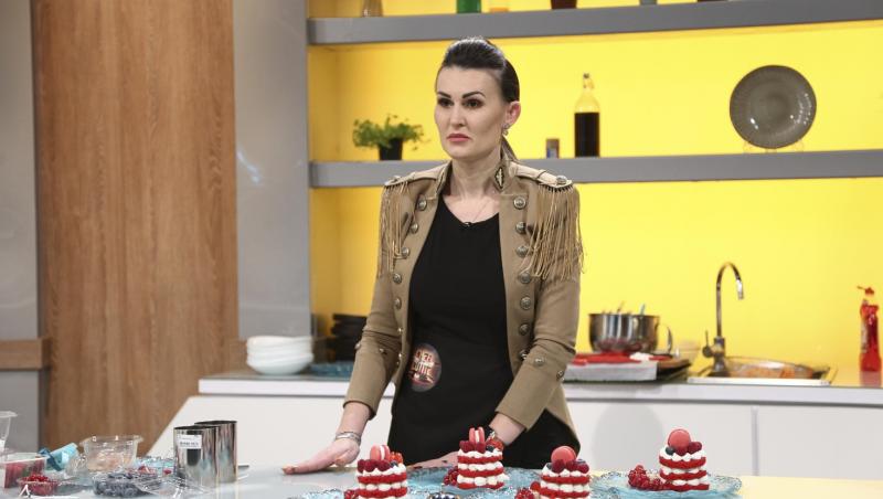 Elena Nechifor, prezentând prăjitura red velvet cake, la Chefi la cuțite