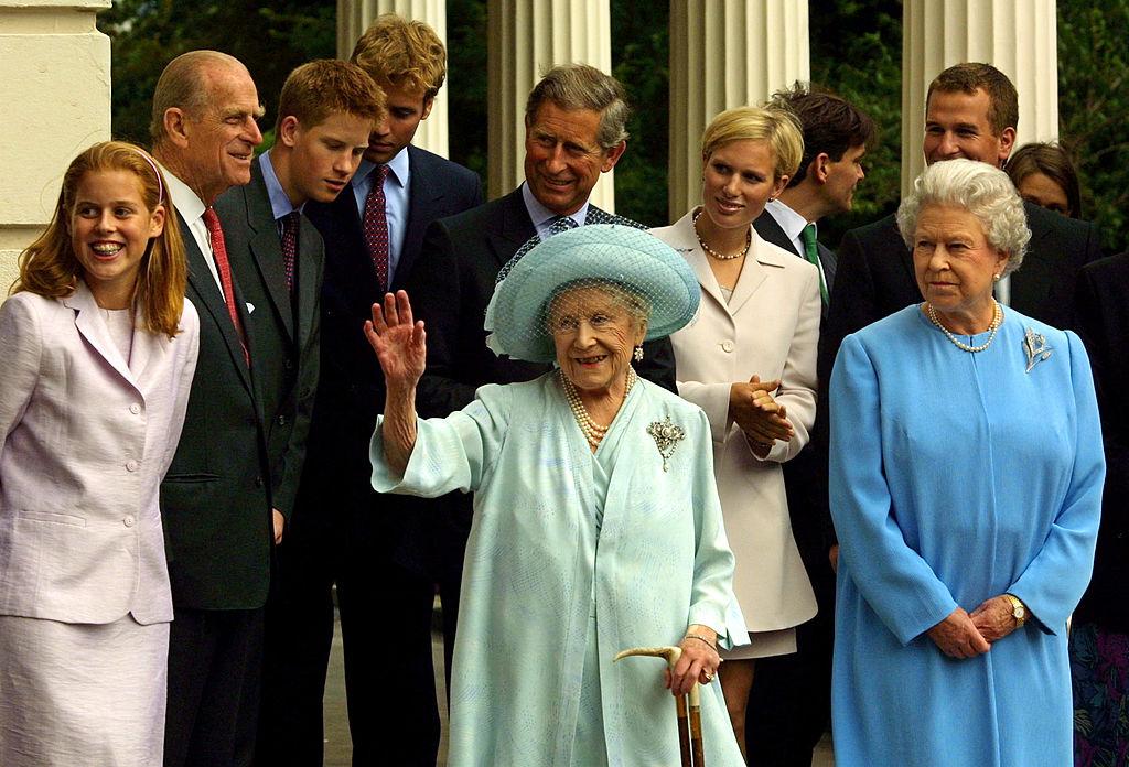 familia regala britanica intr-o fotografie cu regina elisabeta I