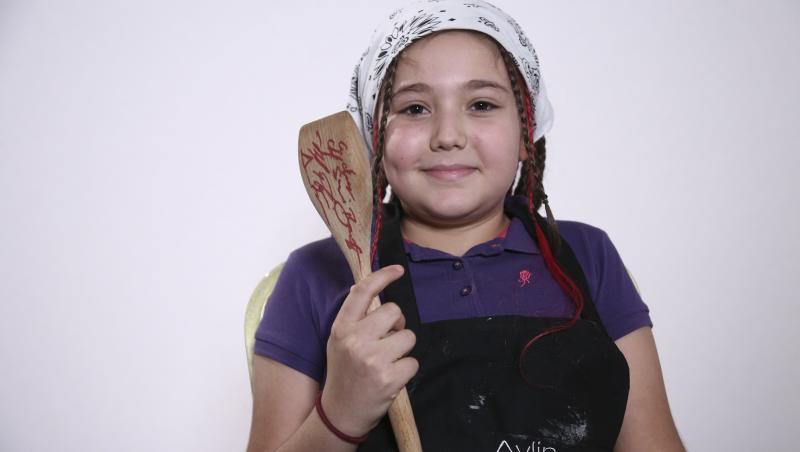 Aylin Cozma a plecat acasă de la Chefi la cuțite cu un cuțit și cu o lingură de lemn semnată de toți cei 3 chefi
