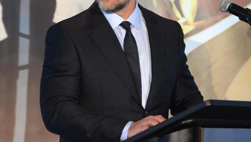 Russell Crowe într-un sacou negru