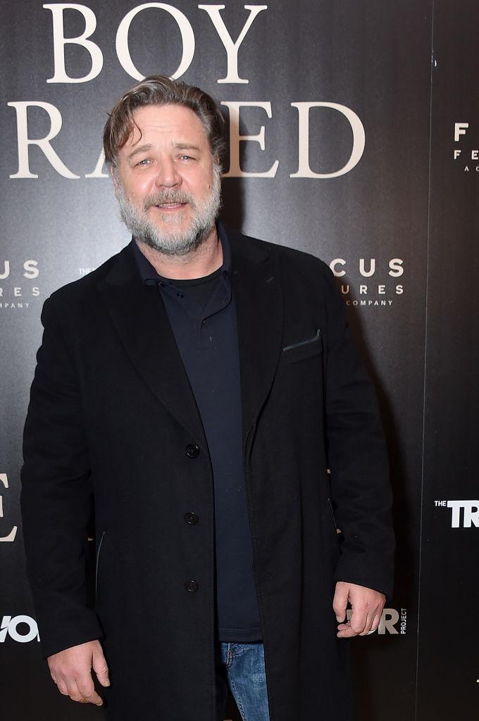 Russell Crowe într-un sacou negru