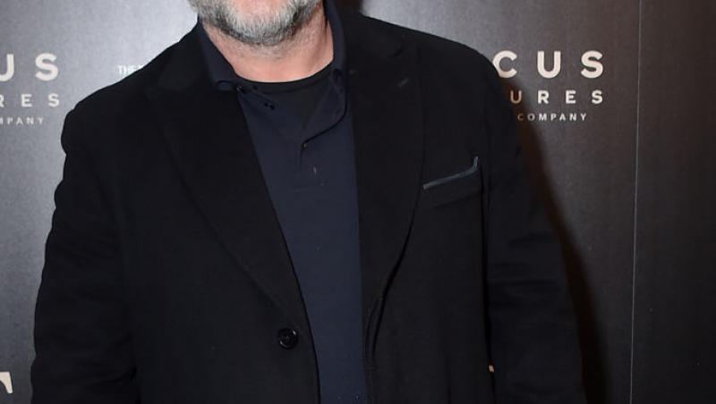 Russell Crowe într-un sacou negru