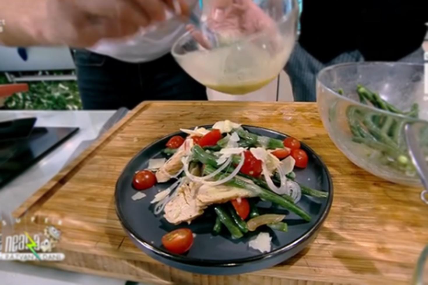 Salată din piept de curcan cu păstăi de fasole verde cu dressing de muștar și tahini