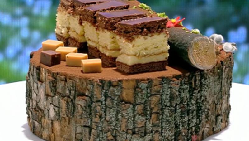 Prăjitura Televizor sau Prăjitura Budapesta, pe un suport de lemn