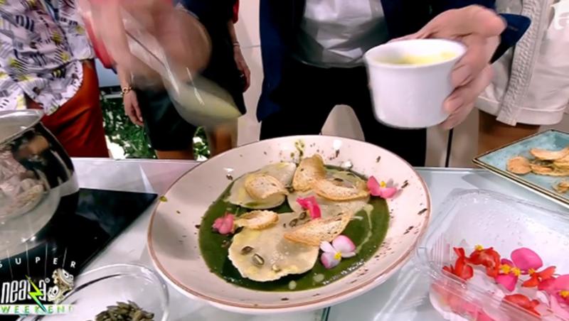 Supă cremă de verdețuri cu ravioli și crutoane, prezentată într-o farfurie albă la Neatza de weekend