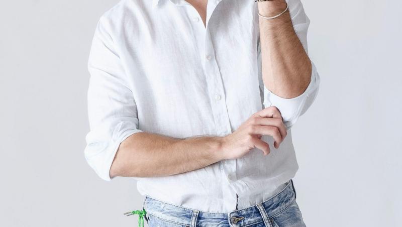 Vlad Gherman într-o cămașp albă și blugi