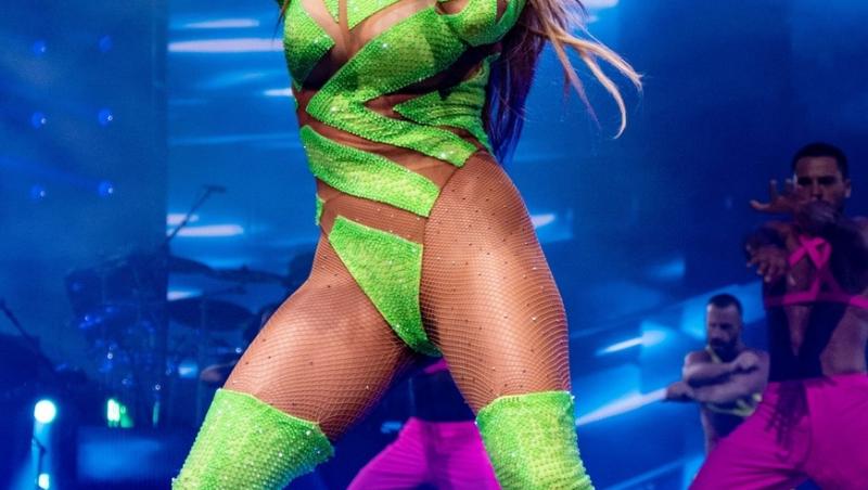 Jennifer Lopez nu ezită să își uimească mereu fanii cu ținutele sale sexy care îi pun în evidență formele apetisante.
