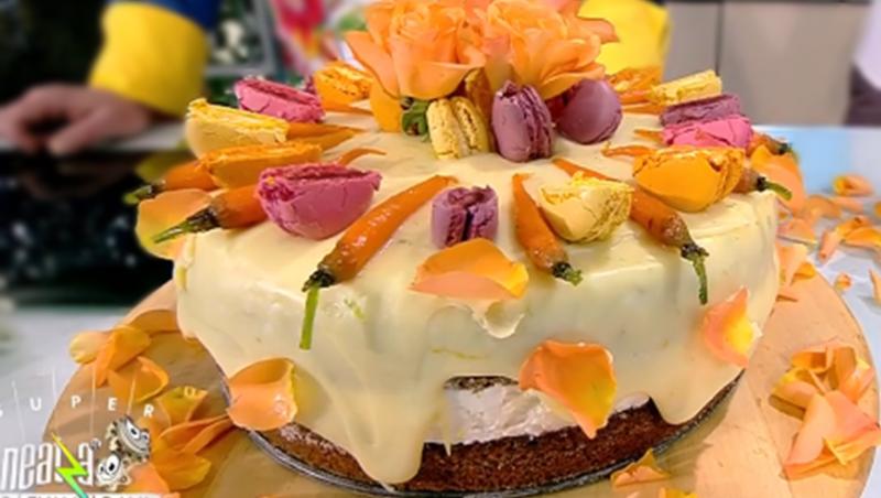 Tort de morcovi cu cremă de brânză și glazură de ciocolată albă, decorat cu flori și macarons