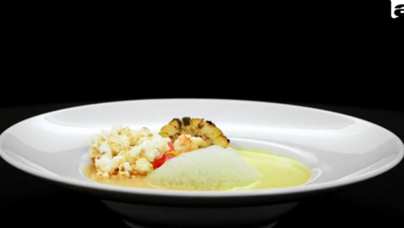 Supă cremă de porumb în două culori cu popcorn afumat și spumă de coriandru, prezentată în concursul Chefi la cuțite
