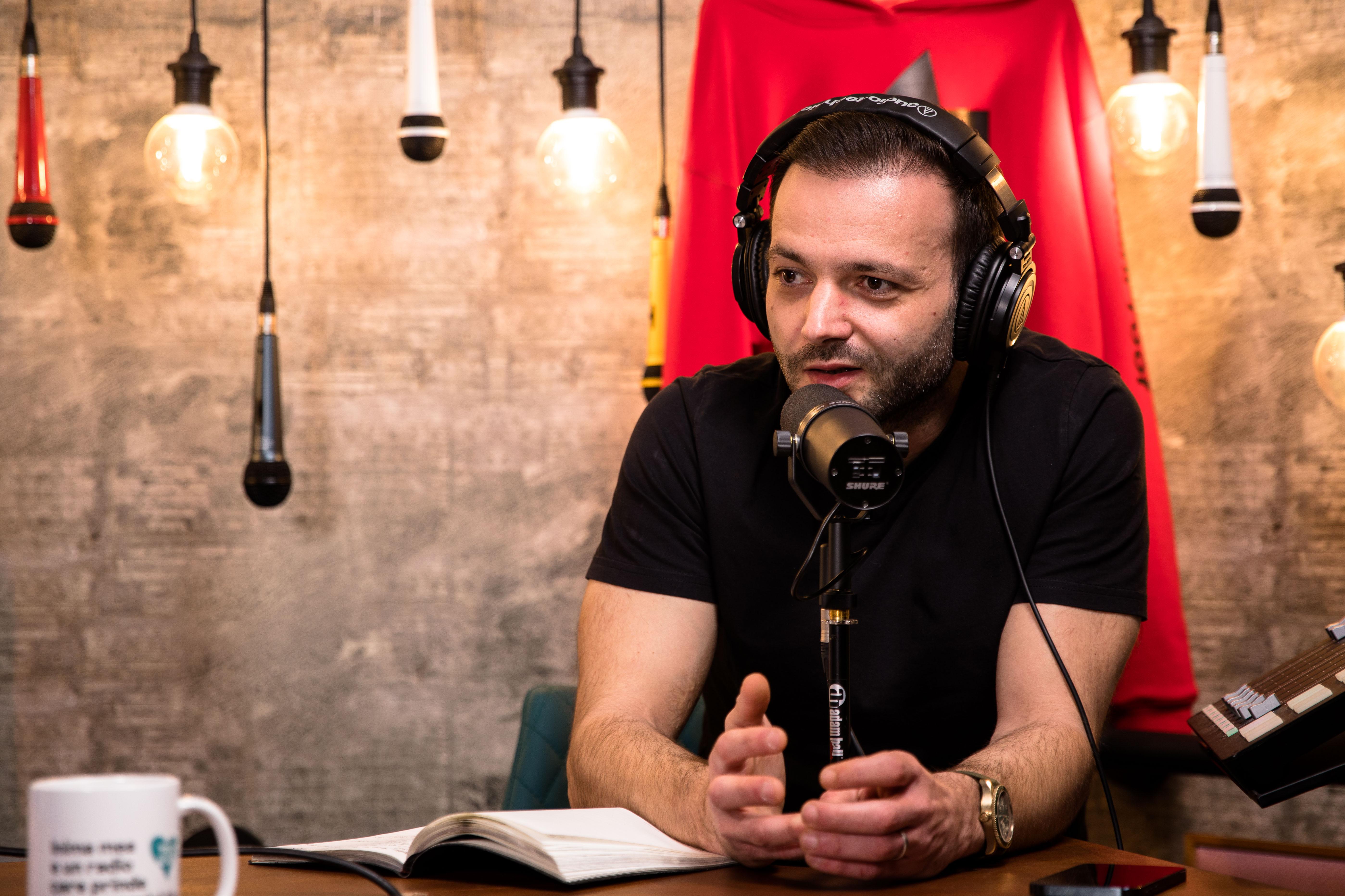 Mihai Morar, într-un tricou negru, în podcastul „Fain și simplu”