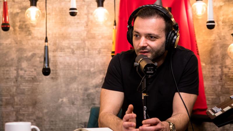 Mihai Morar, într-un tricou negru, în podcastul „Fain și simplu”