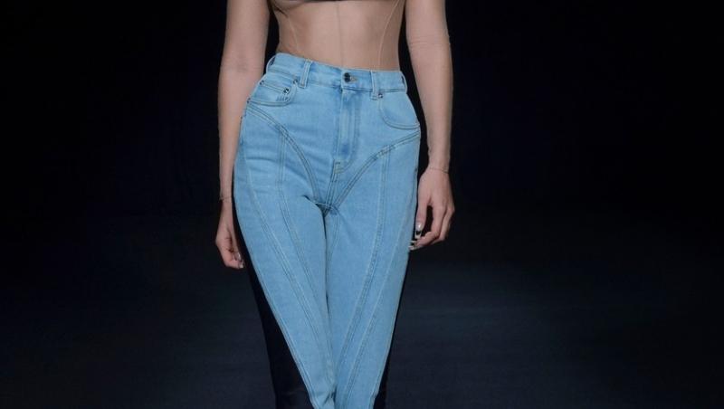 O nouă modă creează isterie. Cum arată la spate blugii tanga, care se aseamănă izbitor cu lenjeria intimă | Foto