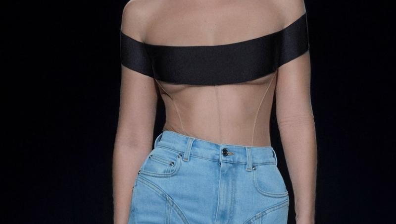 O nouă modă creează isterie. Cum arată la spate blugii tanga, care se aseamănă izbitor cu lenjeria intimă | Foto