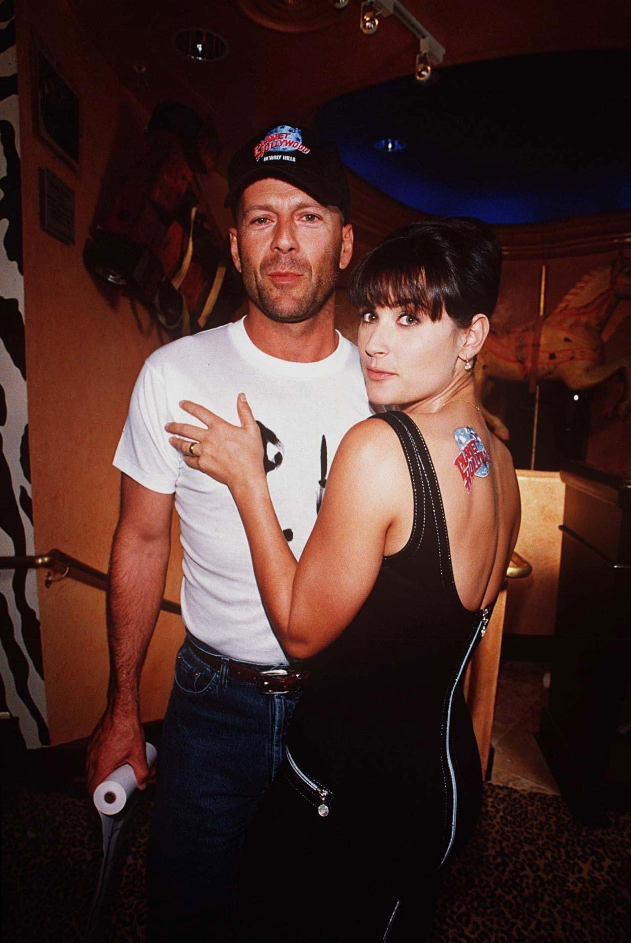 bruce willis si demi moore, anii 90, imbratisare