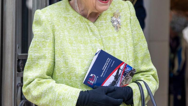 Chiar dacă anul acesta regina Elisabeta a mai fost văzută în video-conferințe, aceasta este prima dată în ultimele 5 luni când face o ieșire în public.
