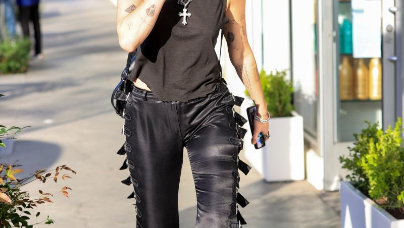 Miley Cyrus a optat pentru un look de culoare neagră când a ieșit în public în Beverly Hills