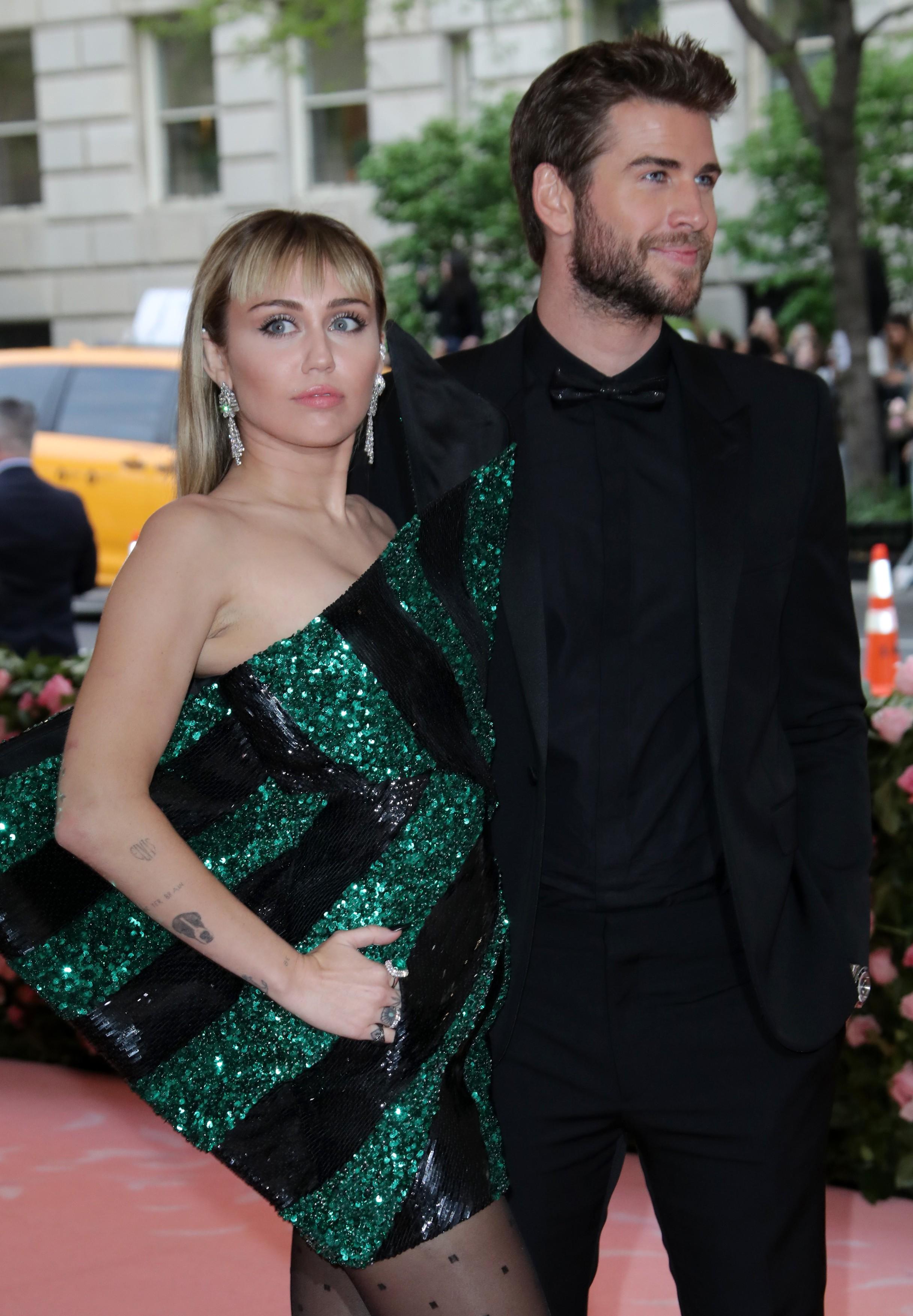 miley cyrus, liam hemsworth, met gala, rochie verde, costum negru, covor rosu