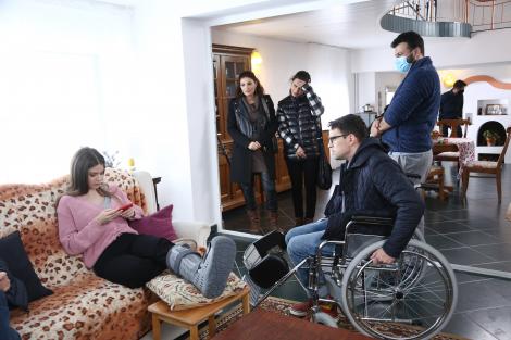 Serial Adela, episodul 23 si episodul 24, din 1 aprilie 2021. Adela are un accident și ajunge acasă în scaunul cu rotile