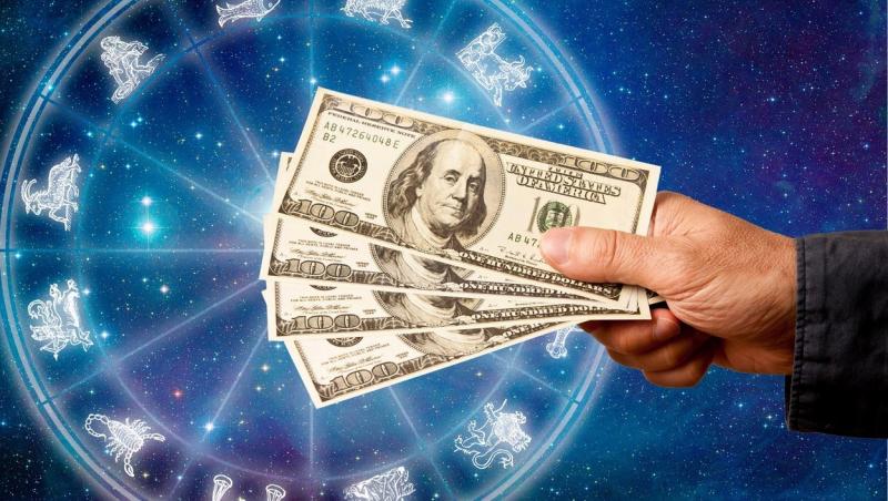 imagine ilustrativă cu discul celor 12 zodii și mâna unei persoane ce ține un teanc de bani
