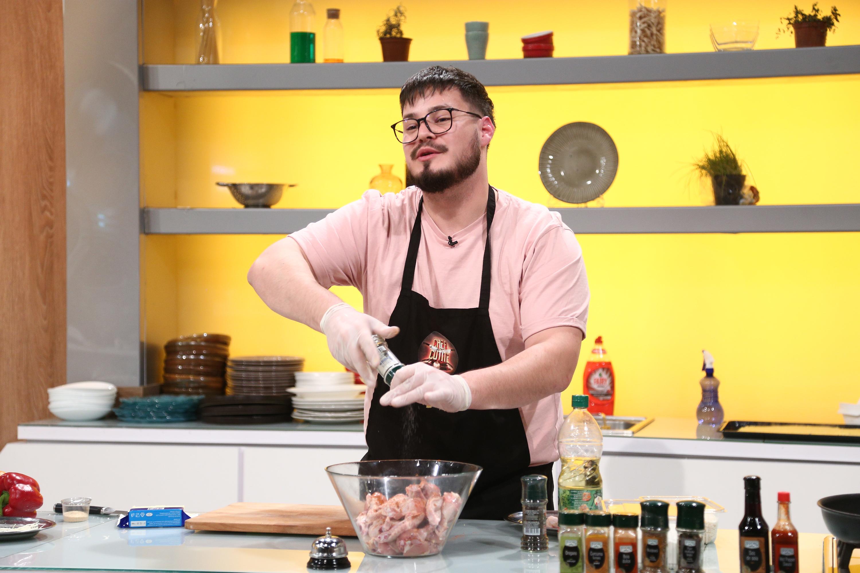Patrick Coman gătind o rețetă reinterpretată în bucătăria chefi la cuțite