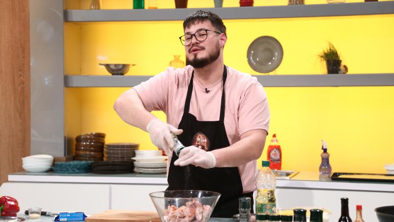 Patrick Coman gătind o rețetă reinterpretată în bucătăria chefi la cuțite