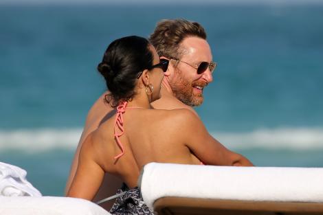 Iubita lui David Guetta a încins atmosfera pe plajă. Cum arată bruneta și în ce ipostaze au fost fotografiați cei doi