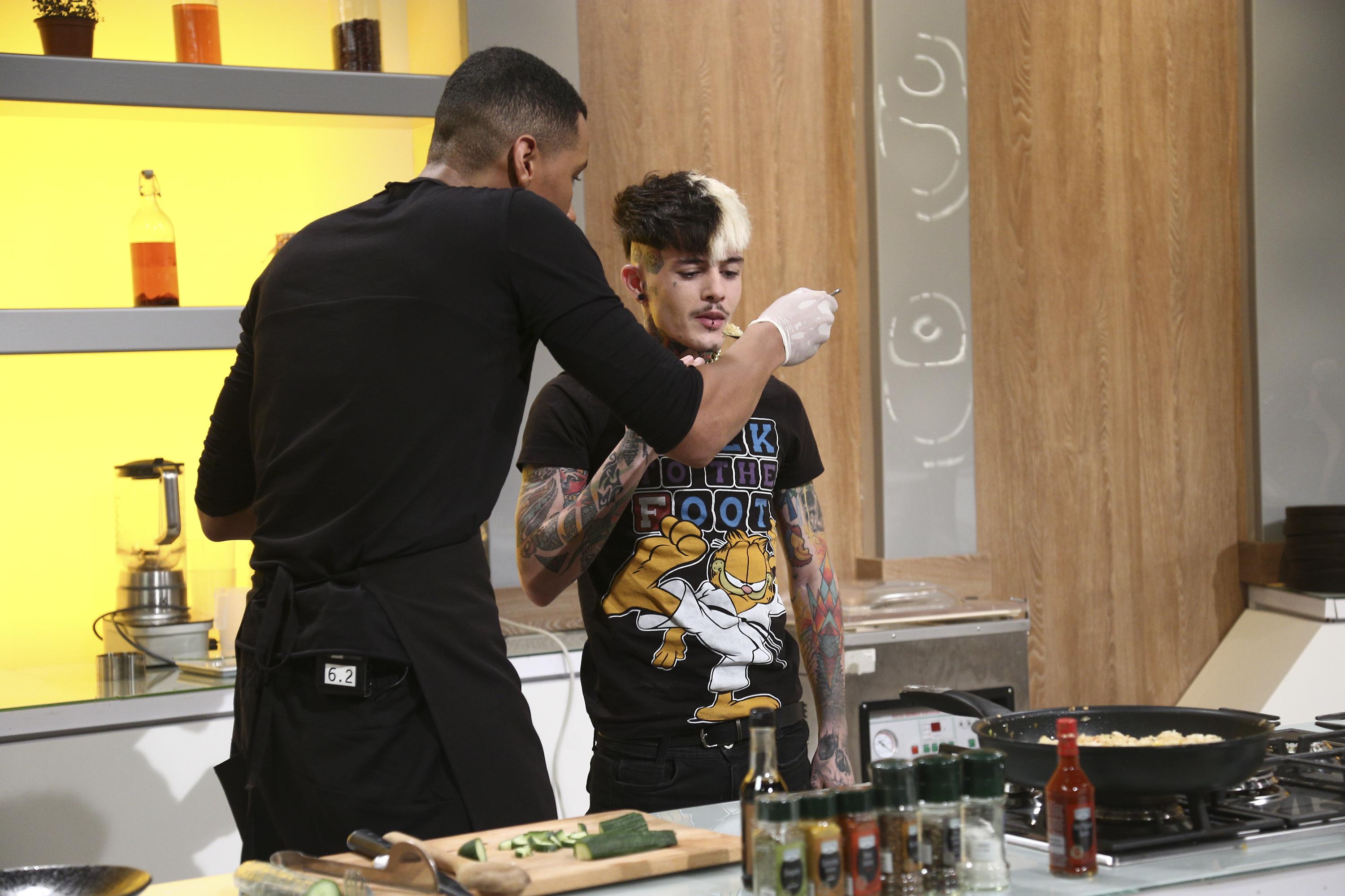 Matthias Alexandru gătind în bucătăria chefi la cuțite, impreuna cu Zanni