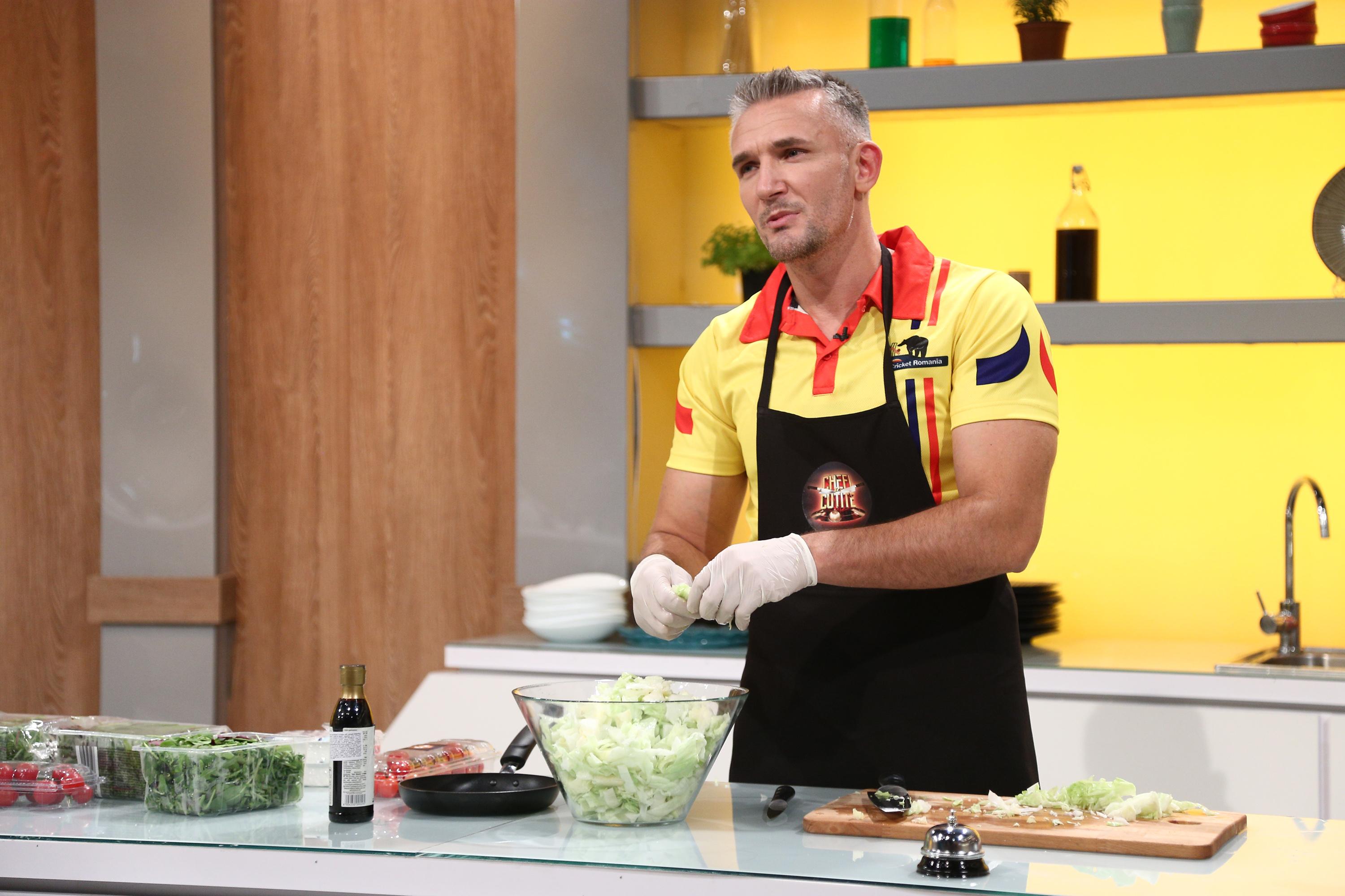 Pavel Florin gătind in bucătăria emisiunii „Chefi la cuțite”