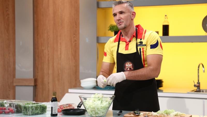 Pavel Florin gătind in bucătăria emisiunii „Chefi la cuțite”