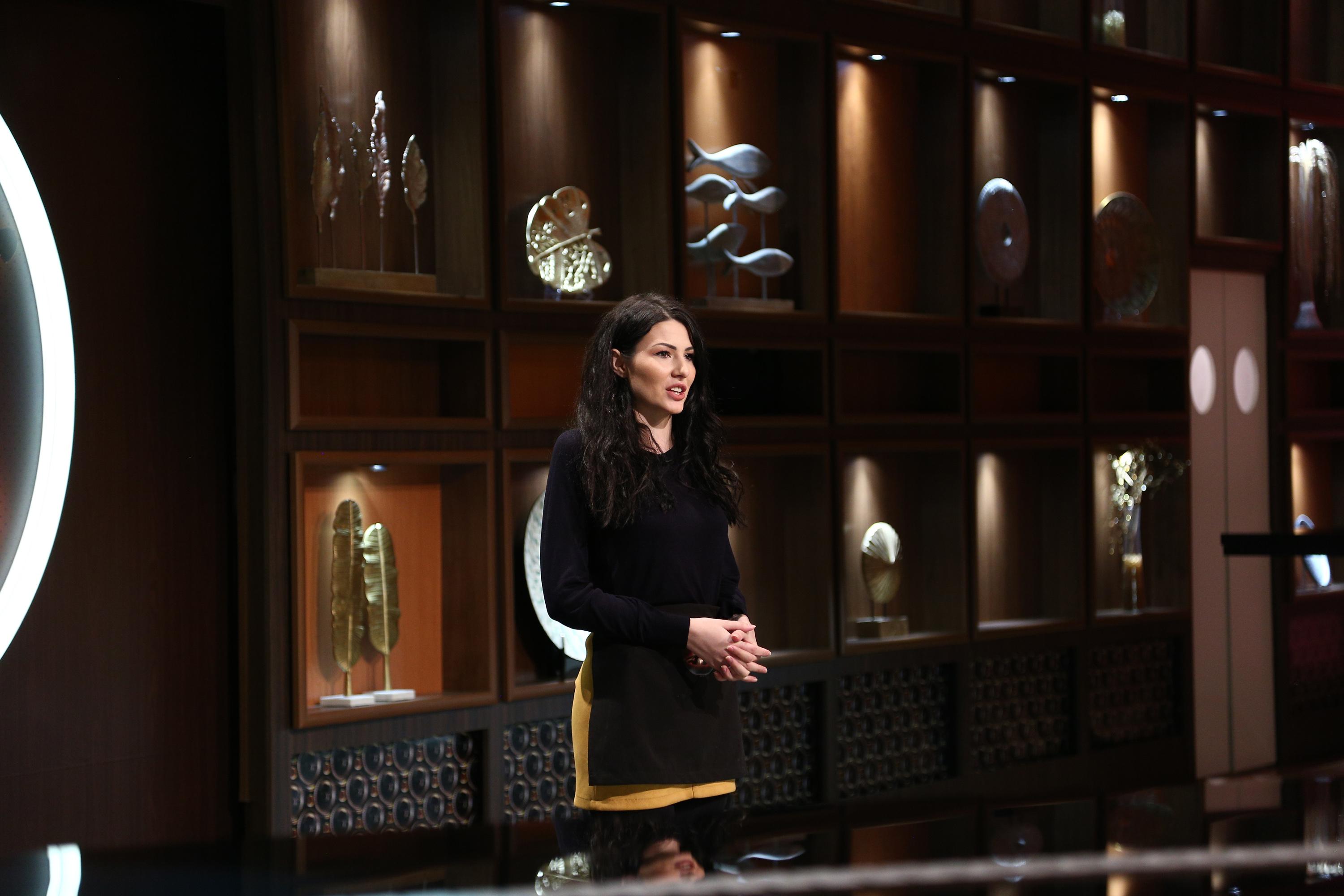 ana maria anthon gatind in fața juratilor emisiunii „Chefi la cuțite”