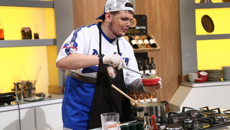 Big M, gătind in bucătăria emisiunii chefi la cuțite, sezonul 9