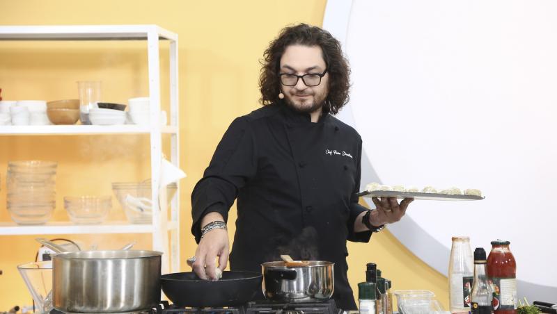 Florin Dumitrescu într-o tunică neagră și gătește