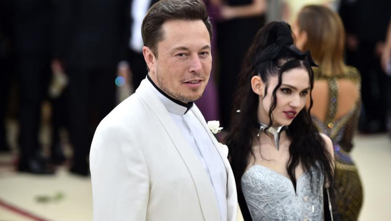 Grimes, soția lui Elon Musk, și-a făcut spatele de 