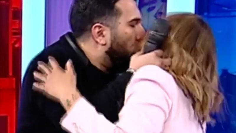 Tzanca Uraganu i-a furat un sărut în direct Nataliei Mateuț, prezentatoarea TV. Camerele au surprins totul | Video
