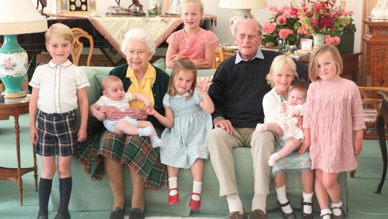 Motivul pentru care cei doi lipsesc din poză este pentru că nu se născuseră încă. Archie s-a născut în 2019, iar fiul Prințesei Eugenia s-a născut în februarie 2021.