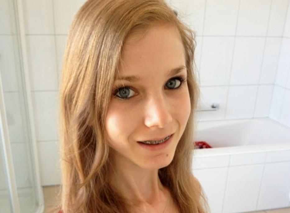 Chiara Schober, selfie in baie in timp ce poarta o rochie rosie